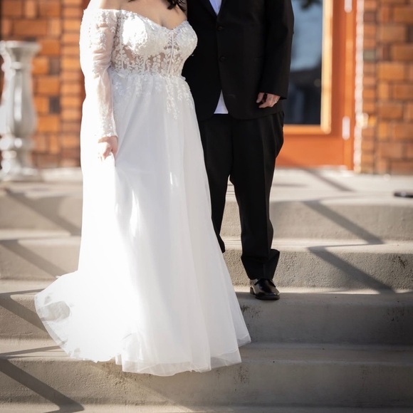 David's Bridal Dresses & Skirts - David's Bridal Ivory Off-Shoulder Lace Gown